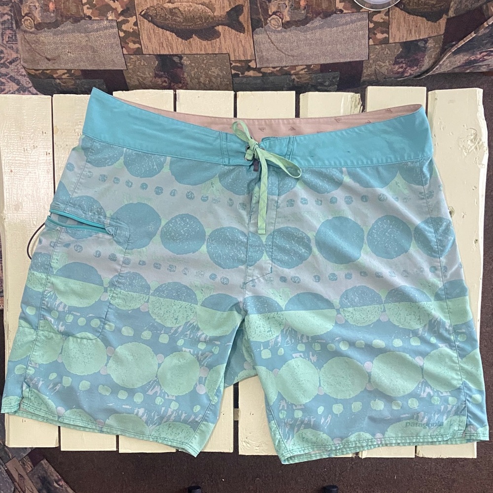 Patagonia Aqua and Mint Stretch Board Shorts Size 36
🦎🏄‍♀️👽